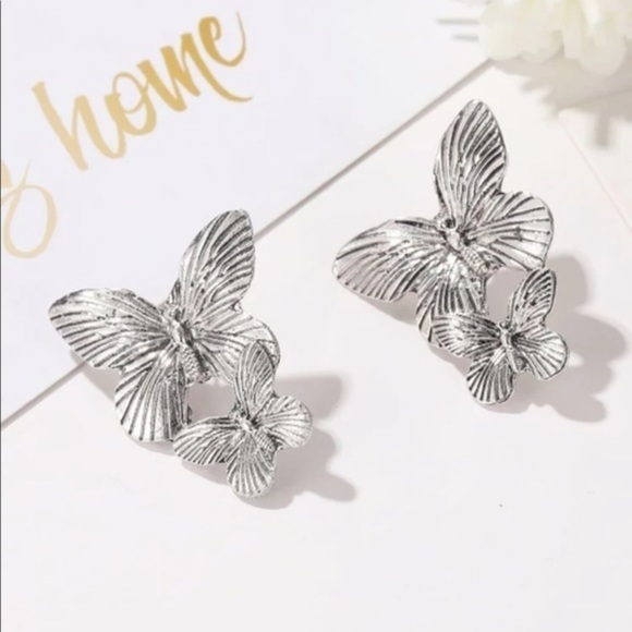 3/$30 🤍 Elegant Butterfly Metal Stud Earrings - Picture 2 of 7